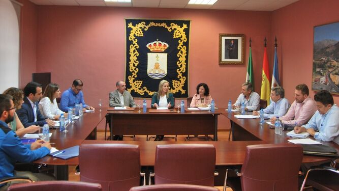 La reunión, presidida por la alcaldesa, a la que asistieron miembros de la CHG, la Junta, el Seprona y Emasesa.