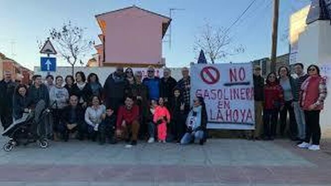 Vecinos de la barriada de La Calahoya protestando, en enero, por el proyecto que se descartó finalmente,