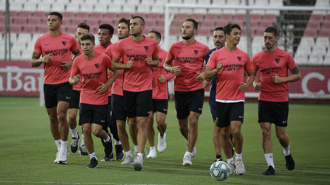 Los titulares del Sevilla en Bakú, en el entrenamiento de ayer tarde.