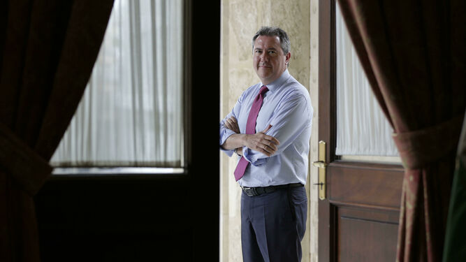 El alcalde de Sevilla, Juan Espadas, posa en el balcón de su despacho tras la entrevista.