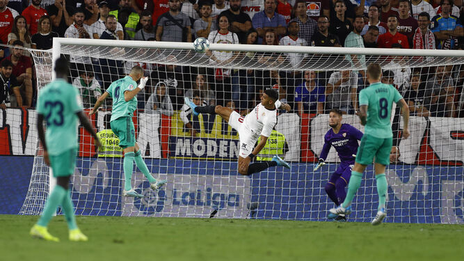 Benzema remata de cabeza en la acción del 0-1.
