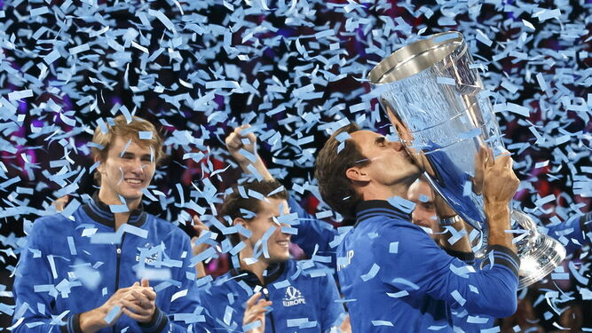 Federer besa el trofeo tras el triunfo de la selección europea.