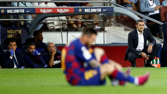 Valverde mira de lejos a Messi lesionado, en primer término en la imagen.