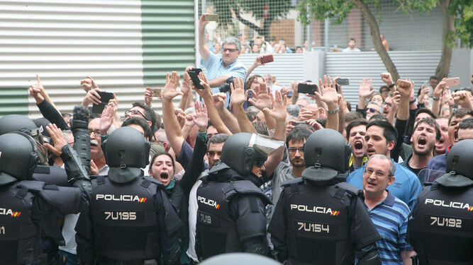 Agentes de la policía  nacional forman un cordón policial en el exterior del IES Tarragona en el 1-O.