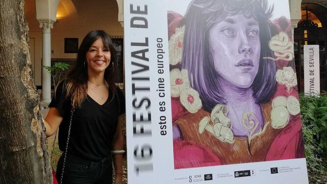 Ana Langeheldt, junto a su cartel para la próxima edición del Festival de Cine de Sevilla.