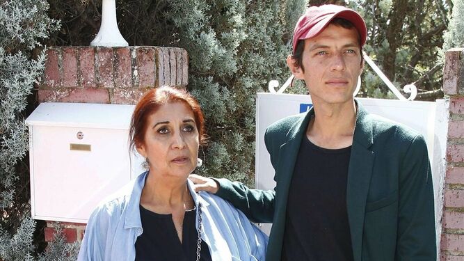 Camilo Blanes con su madre, a la entrada del domicilio del cantante tras su fallecimiento.