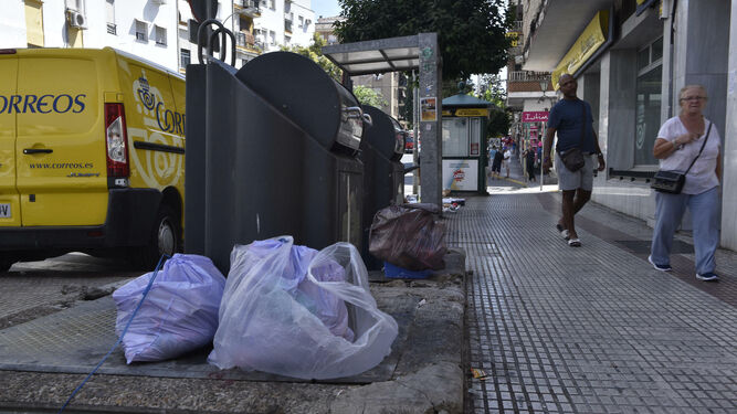 Bolsas de basura depositadas junto a un contenedor en San Juan.