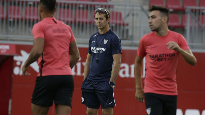 Julem Lopetegui, entrenador del Sevilla FC, entre Diego Carlos y Munir.