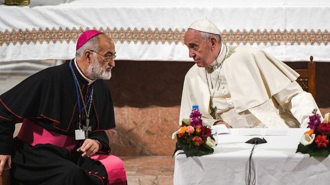 Cristóbal López habla con el Papa Francisco durante su encuentro en Rabat.