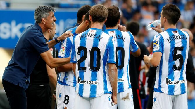 Alguacil habla con sus jugadores en un partido de la Real.