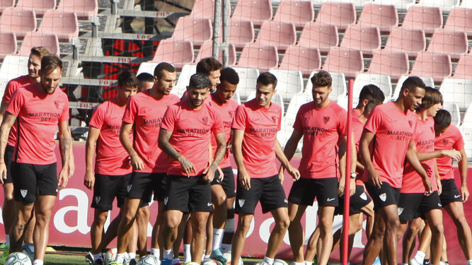 El grupo de futbolistas de la primera plantilla se entrena ayer en el césped del estadio Jesús Navas de la ciudad deportiva.
