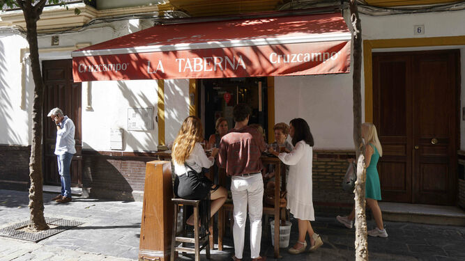 Varias personas en el bar La Taberna, cuyo propietario ha denunciado por acoso a una vecina.