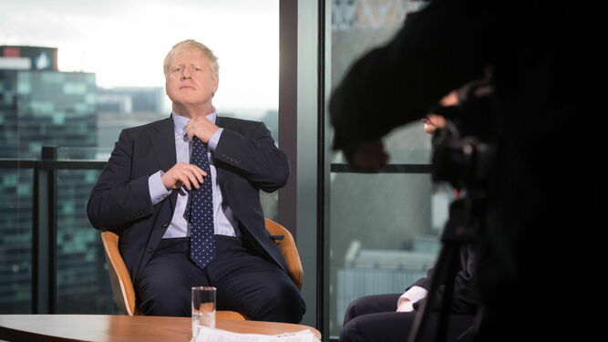 El primer ministro británico, Boris Johnson, se prepara antes de conceder una entrevista con motivo del congreso del Partido Conservador en Manchester.