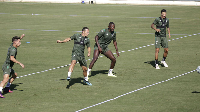Guardado y William Carvalho, en el centro, durante un ejercicio.