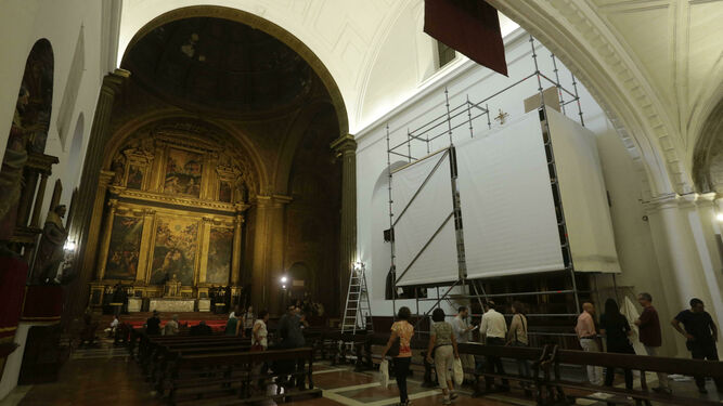 El interior de la iglesia de la Anunciación, donde se está desmontando el andamio que ha cubierto el retablo de San Juan Bautista durante la restauración.