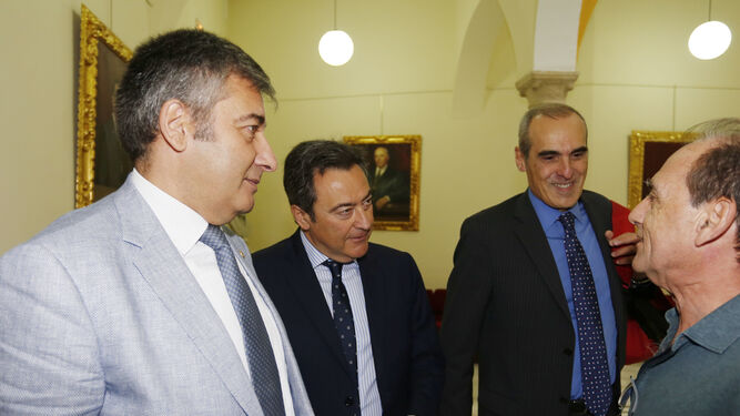 Los fiscales de los ERE Juan Enrique Egocheaga (izquierda) y Manuel Fernández Guerra (centro), con su fiscal jefe Alejandro Luzón (centro)