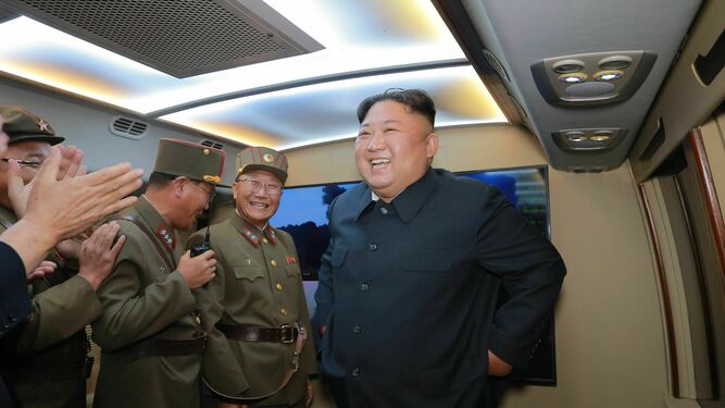 kim jong-Un viendo el ensayo del lanzamiento de un misil, en una foto de archivo.