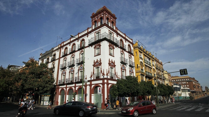 El edificio regionalista se encuentra en la esquina de la avenida Menéndez Pelayo con Demetrio de los Rios.