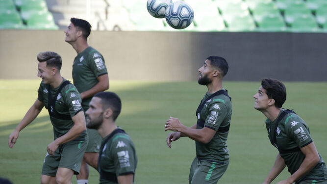 Fekir juega con el balón durante un ejercicio del entrenamiento de ayer en el Benito Villamarín.