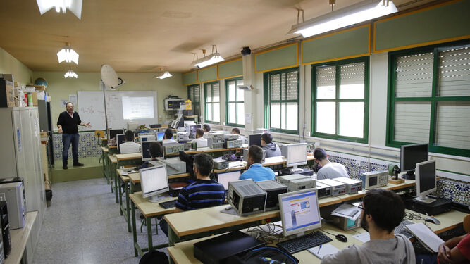 Un profesor imparte la lección en un centro de Formación Profesional de Málaga.