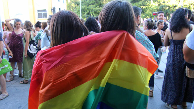 Dos jóvenes en una marcha LGTBI