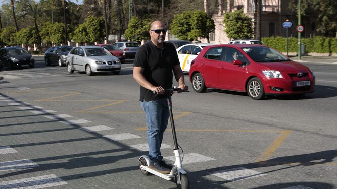 Un usuario de patinete se desplaza por el carril bici en Sevilla.