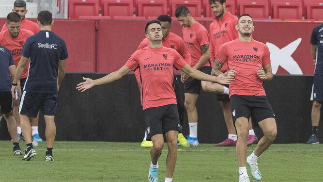 Reguilón, durante un entrenamiento con el Sevilla.