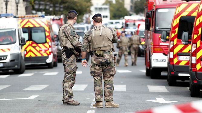 Varios militares participan en el dispositivo de seguridad tras el ataque en París.