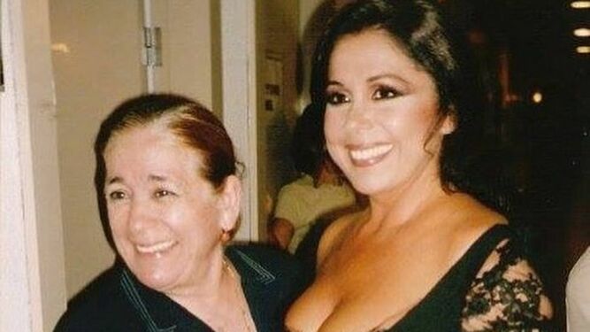 Isabel Pantoja con su madre, Ana Martín, en una imagen de archivo tras un concierto.
