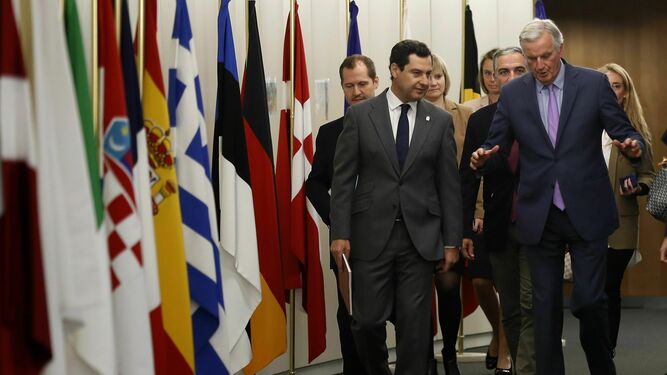 El presidente de la Junta de Andalucía, Juanma Moreno, con el negociador del Brexit de la Unión Europea, Michel Barnier.