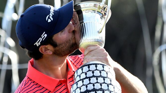 Rahm besa el trofeo del Abierto de España de Golf.