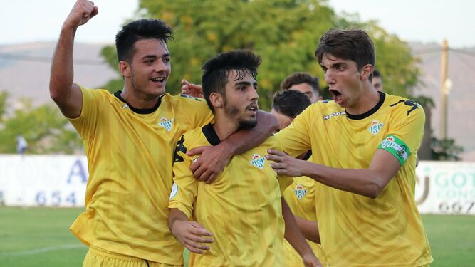Ismael, Abréu y Edgar celebran el gol de la victoria bética.