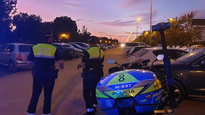 Una pareja de la Policía Local sancionan el pasado sábado a varios vehículos en el Parque Guadaíra.