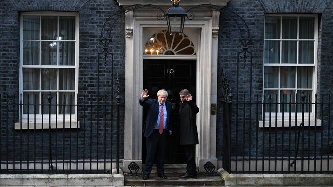 El primer ministro británico, Boris Johnson, recibe al presidente de la Eurocámara, David Sassoli, en Downing Street, ayer en Londres.