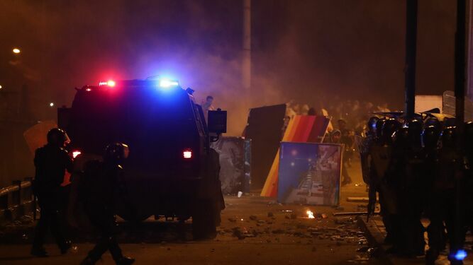 Manifestantes se enfrentan a la Policía en el centro histórico de Quito.