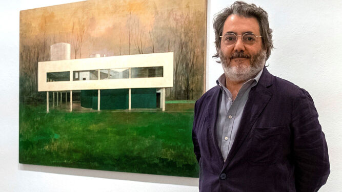 Daniel Bilbao Peña, junto a una de sus obras.