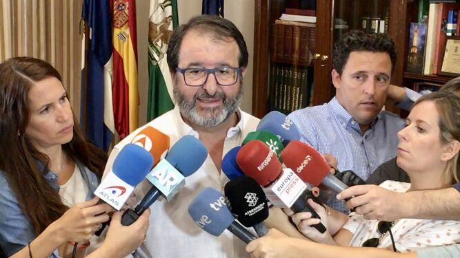El alcalde de Carmona, Juan Ávila, Atiende a la prensa.
