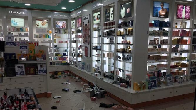 Interior de la perfumería Aromas donde ha tenido lugar el robo.