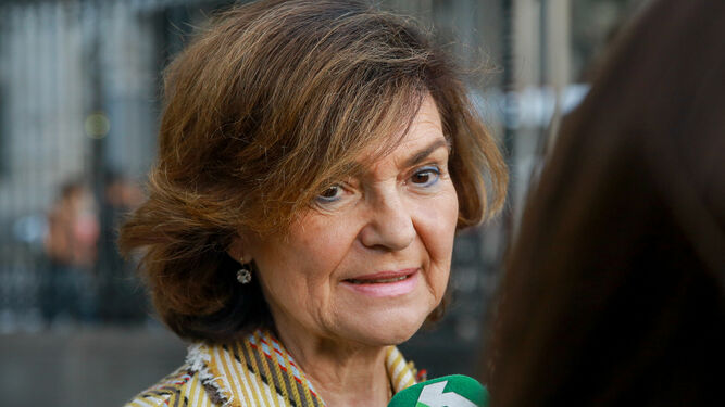 Carmen Calvo atiende a los medios en el acto de donación del legado de Almudena Cavestany, en Madrid.