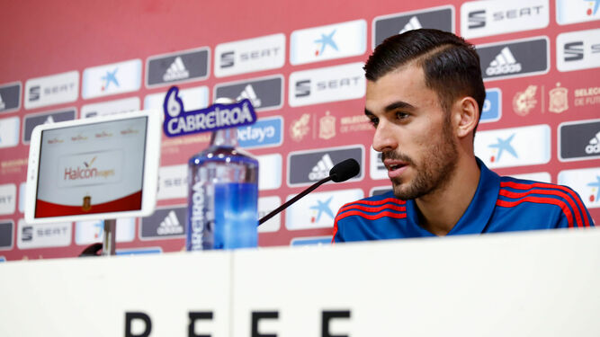 Dani Ceballos, en una rueda de prensa con la selección española.