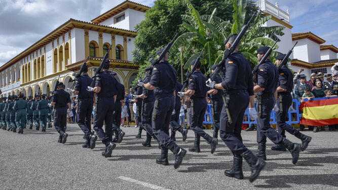 Desfile de guardias civiles durante el día de la Virgen del Pilar de 2018.