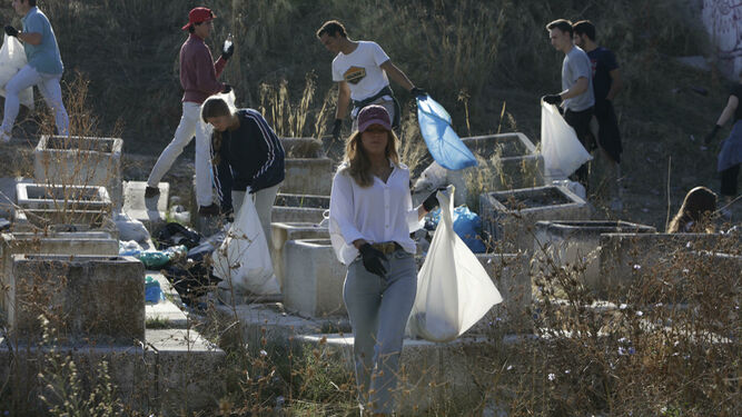Jóvenes voluntarios recogen basura en el Charco de la Pava dentro de la iniciativa 'Mares Circulares'.