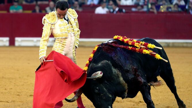 Enrique Ponce, en un derechazo a su primer toro en Zaragoza.