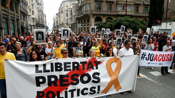 Manifestantes por las calles de Barcelona pidiendo la libertad de los presos