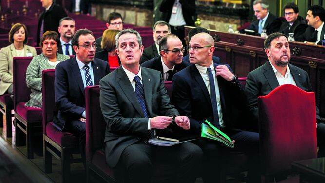 Banquillo de los acusados en el juicio del ‘procés, con los ex ‘consellers’ Joaquim Forn y Raül Romeva, junto al ex ‘vicepresident’ Oriol Junqueras en primera fila.