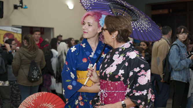 Dos mujeres ataviadas con kimono en un encuentro de la cultura japonesa reciente.