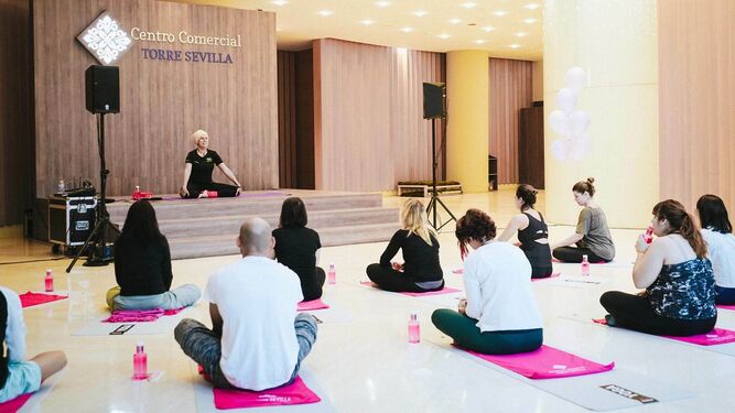 Sesión de yoga en el Día Mundial contra el Cáncer de Mama en Torre Sevilla.