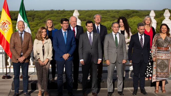 El presidente de la Junta, Juanma Moreno, con todo su equipo en Doñana.