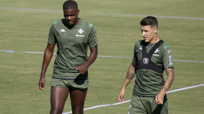William Carvalho, junto a Tello, durante uno de sus últimos entrenamientos con el Betis.