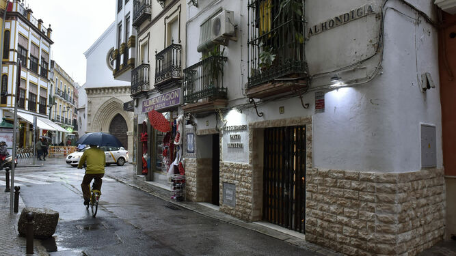 Un tramo de la céntrica calle Alhóndiga en Sevilla.